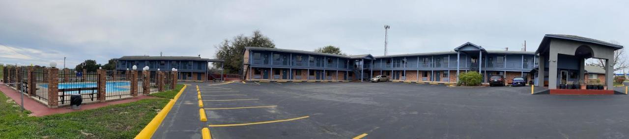 The Country Corner Inn Devine Exterior photo