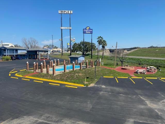 The Country Corner Inn Devine Exterior photo