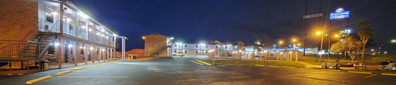 The Country Corner Inn Devine Exterior photo