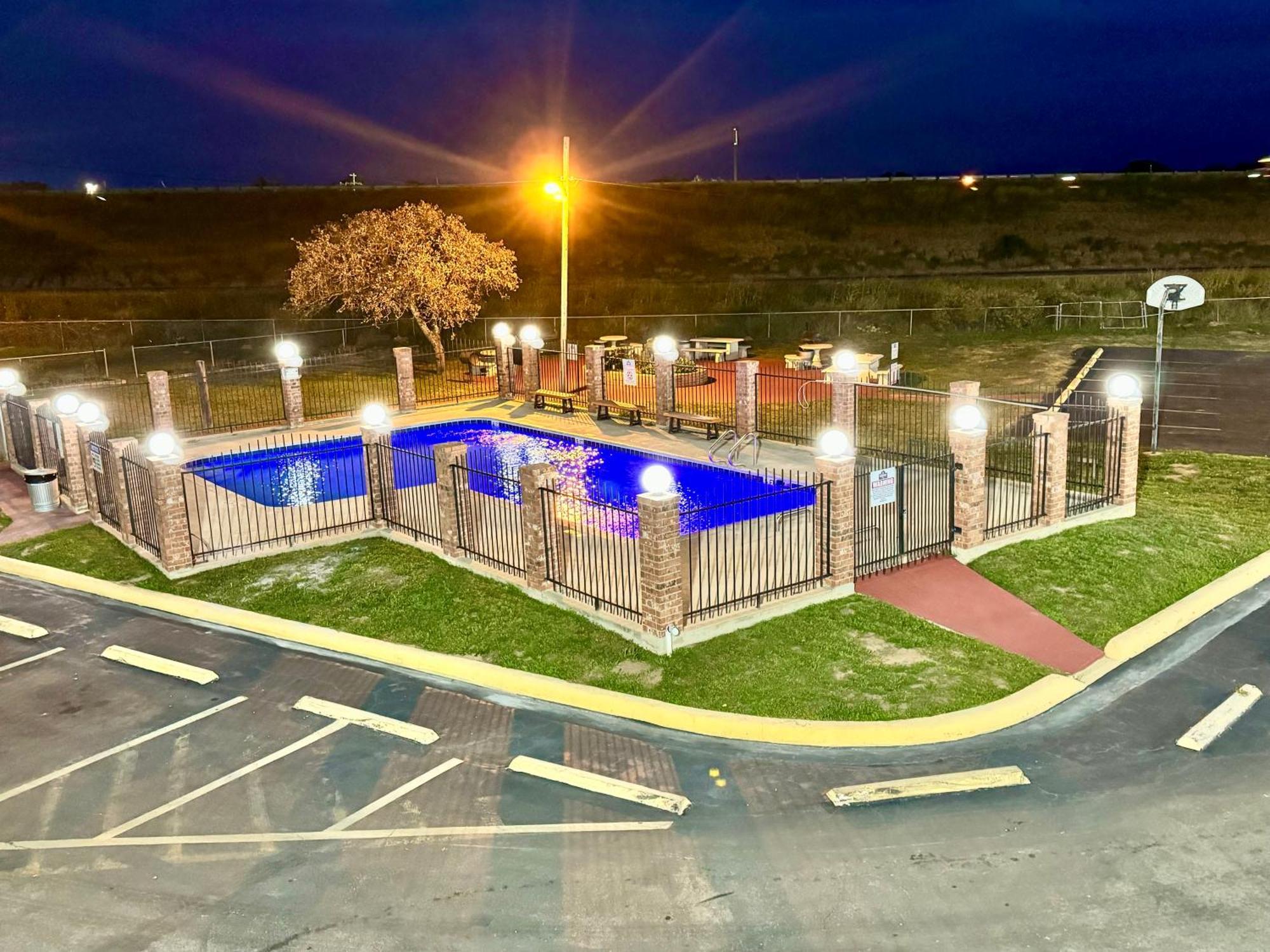 The Country Corner Inn Devine Exterior photo
